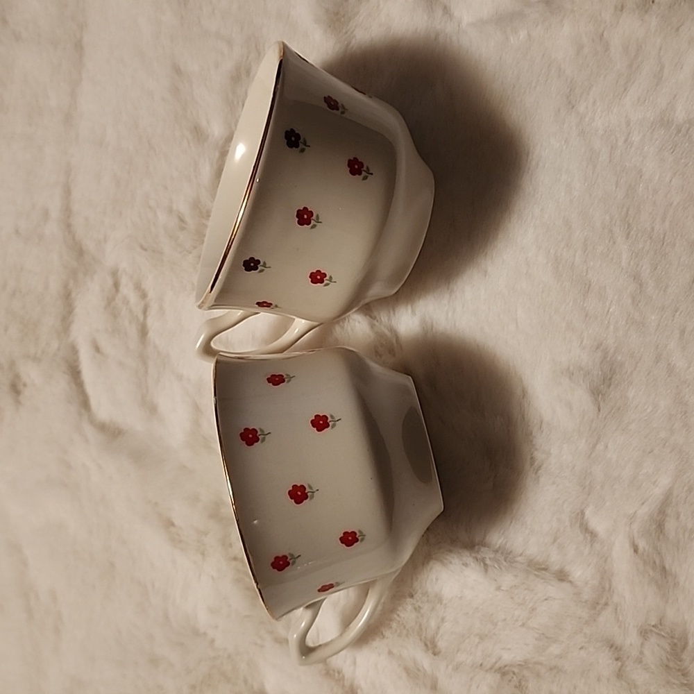 VINTAGE  🍵 TEACUPS FLOWERS DESIGNS / GOLD TRIM